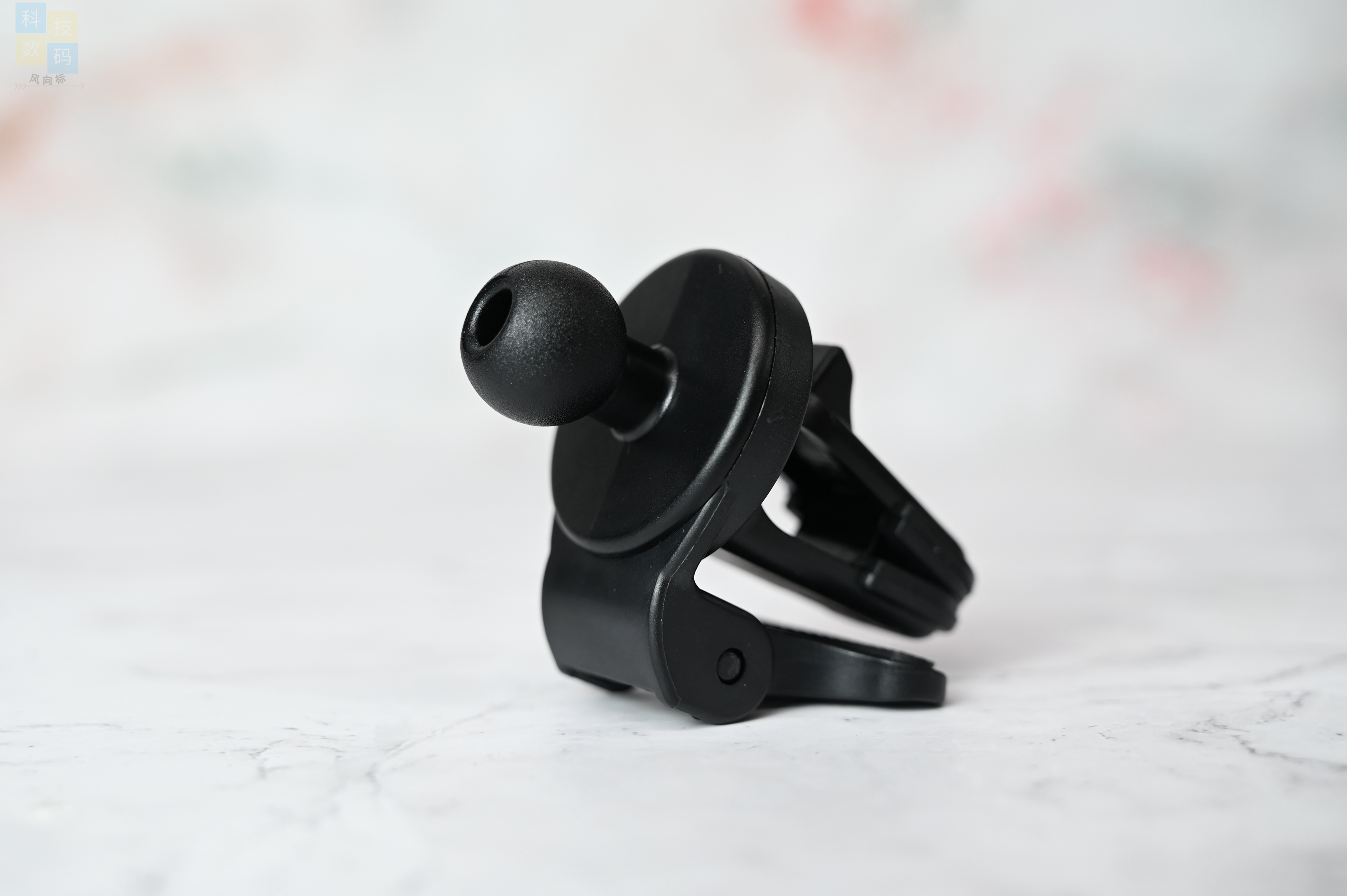 车上也能一放即充,还有磁吸固定设计,亿色车载磁吸无线充电器体验