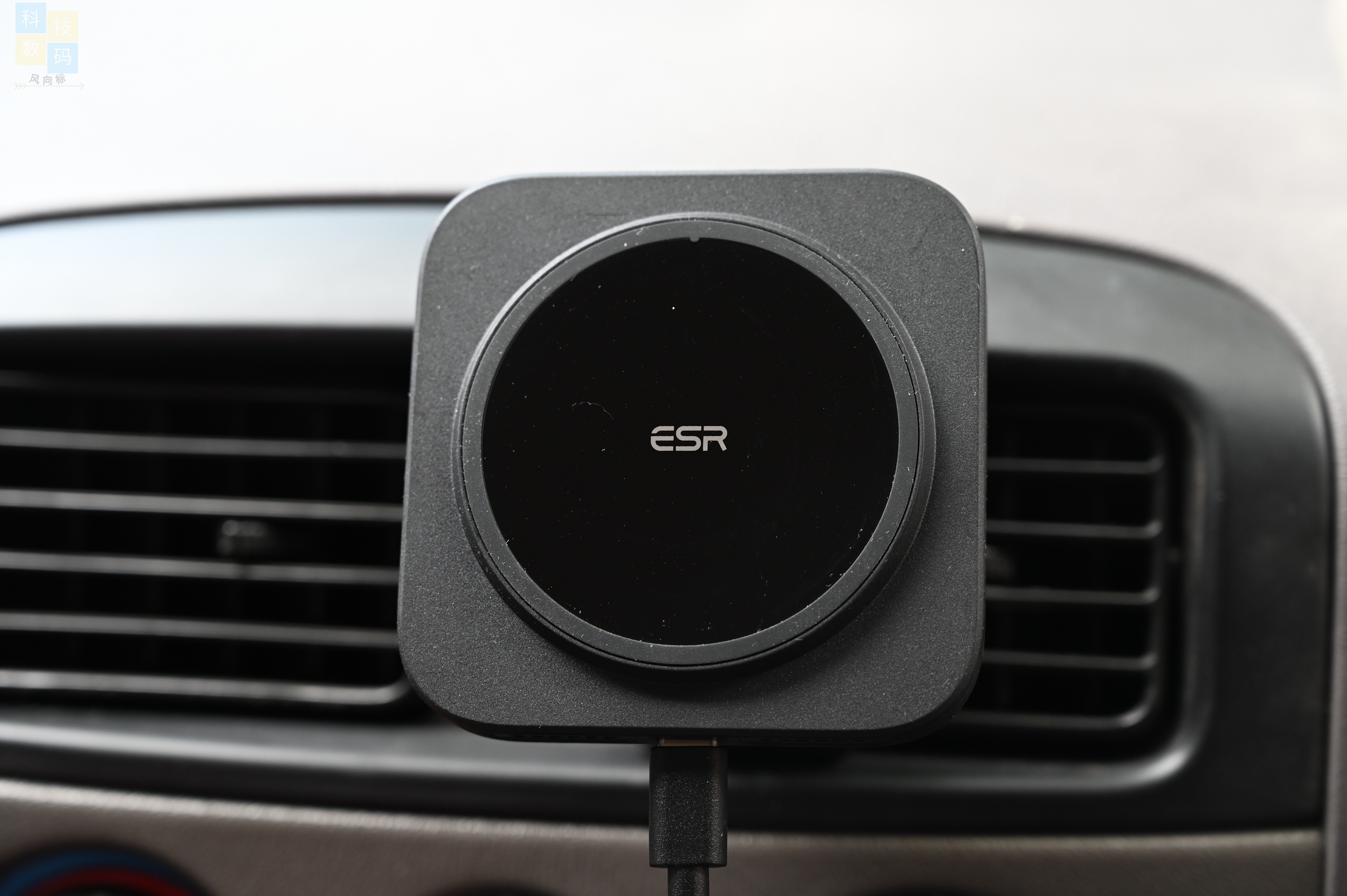 车上也能一放即充,还有磁吸固定设计,亿色车载磁吸无线充电器体验