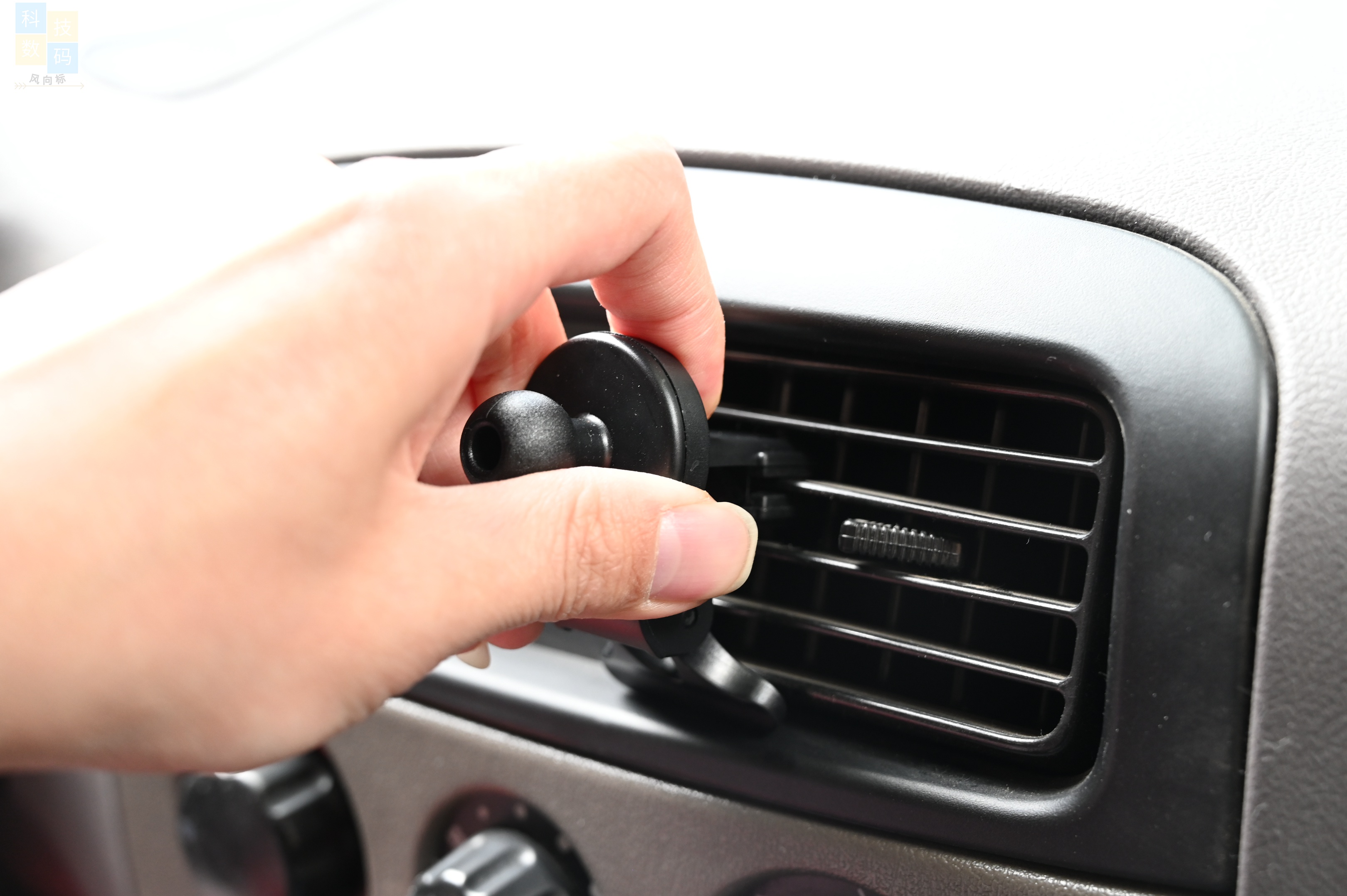 车上也能一放即充,还有磁吸固定设计,亿色车载磁吸无线充电器体验