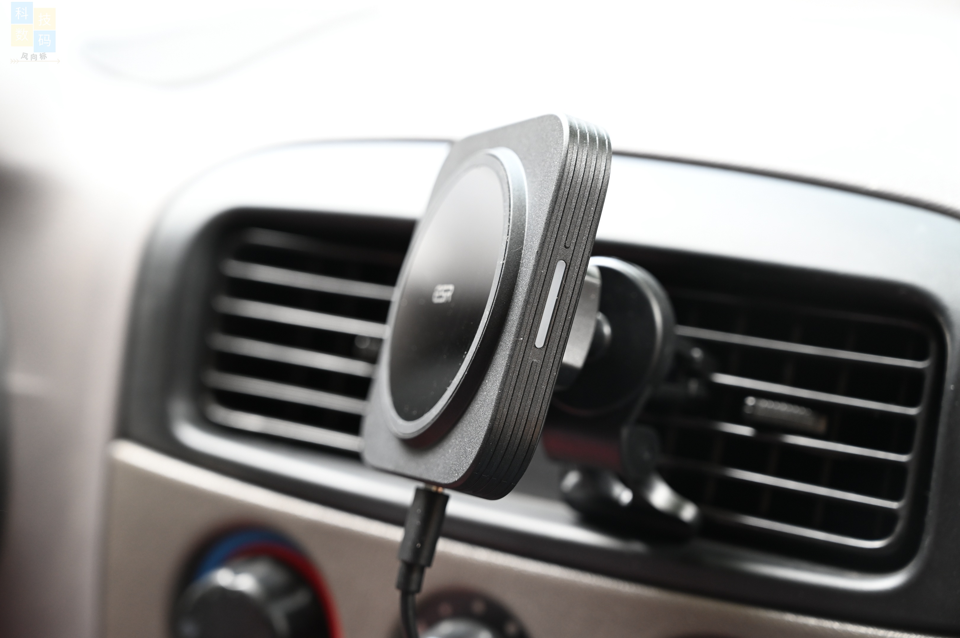 车上也能一放即充,还有磁吸固定设计,亿色车载磁吸无线充电器体验