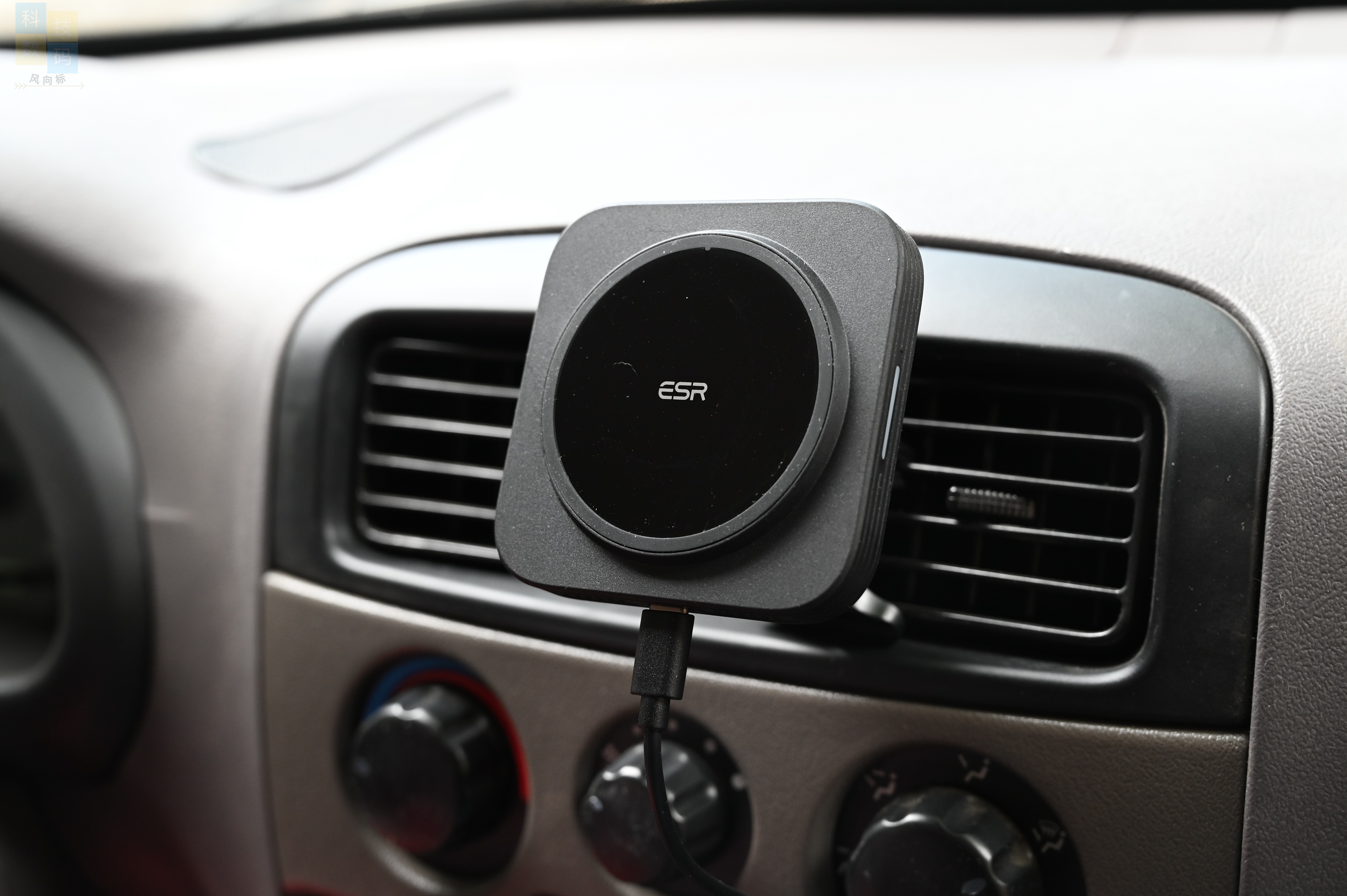 车上也能一放即充,还有磁吸固定设计,亿色车载磁吸无线充电器体验