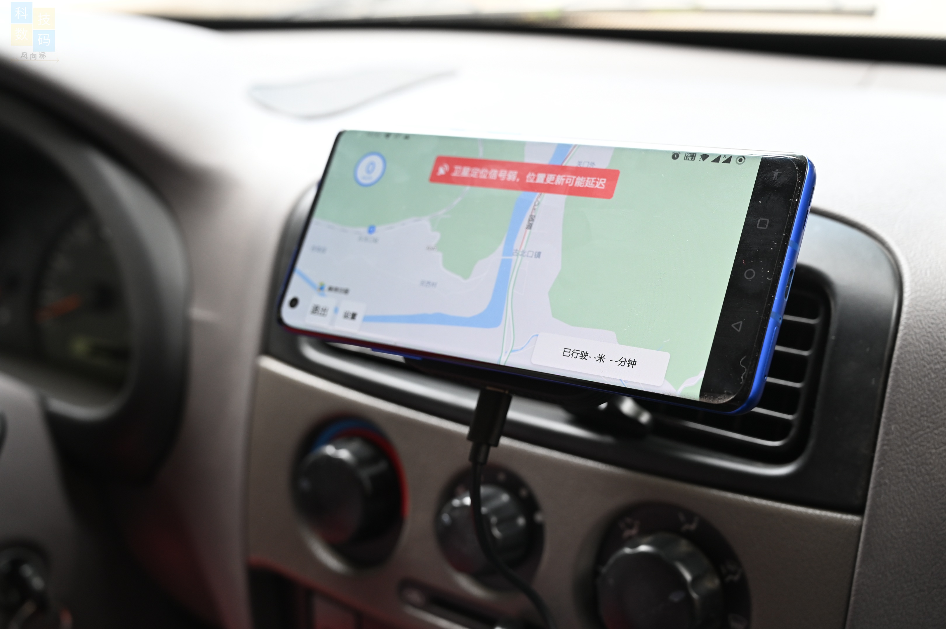 车上也能一放即充,还有磁吸固定设计,亿色车载磁吸无线充电器体验