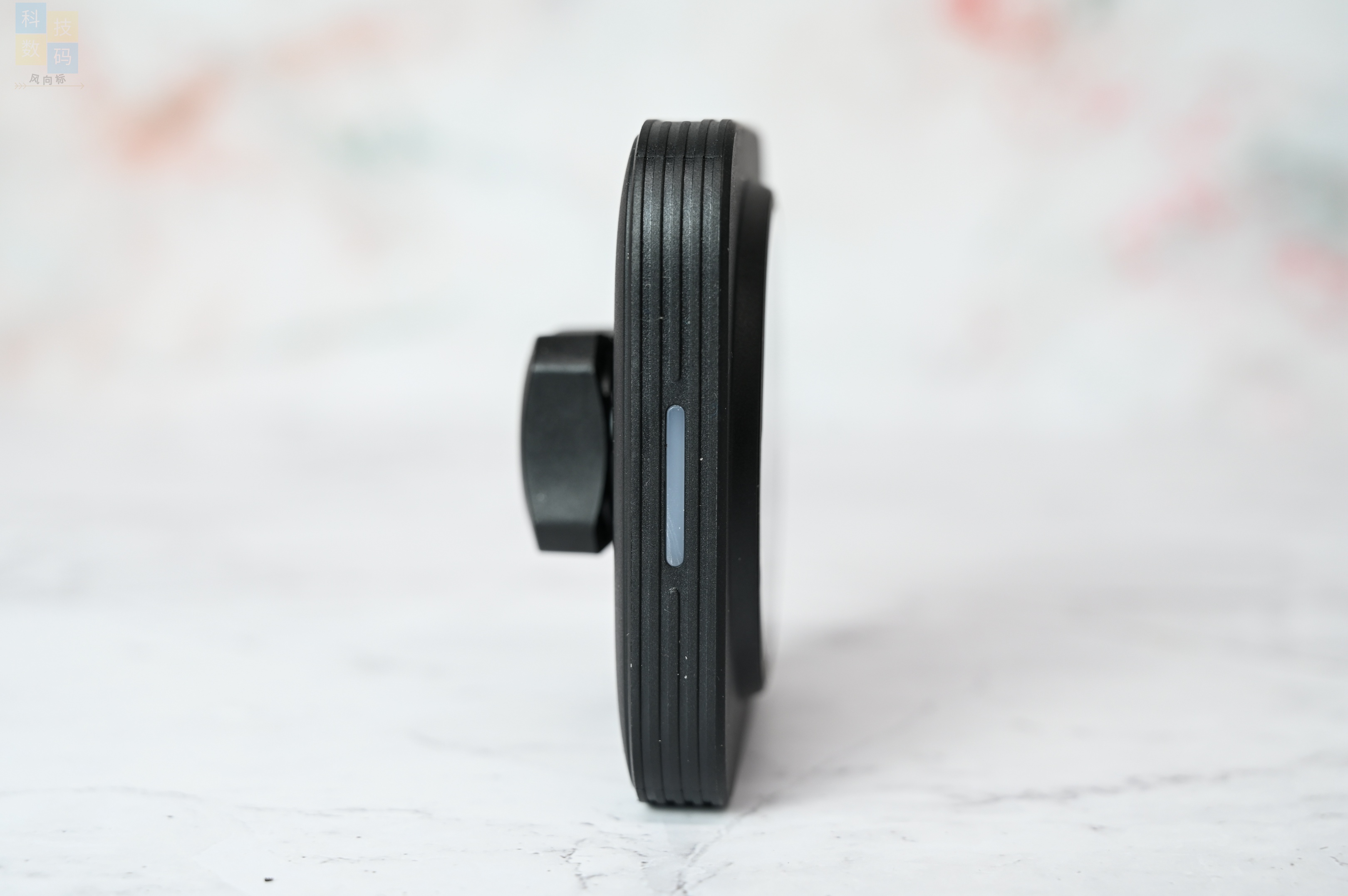 车上也能一放即充,还有磁吸固定设计,亿色车载磁吸无线充电器体验