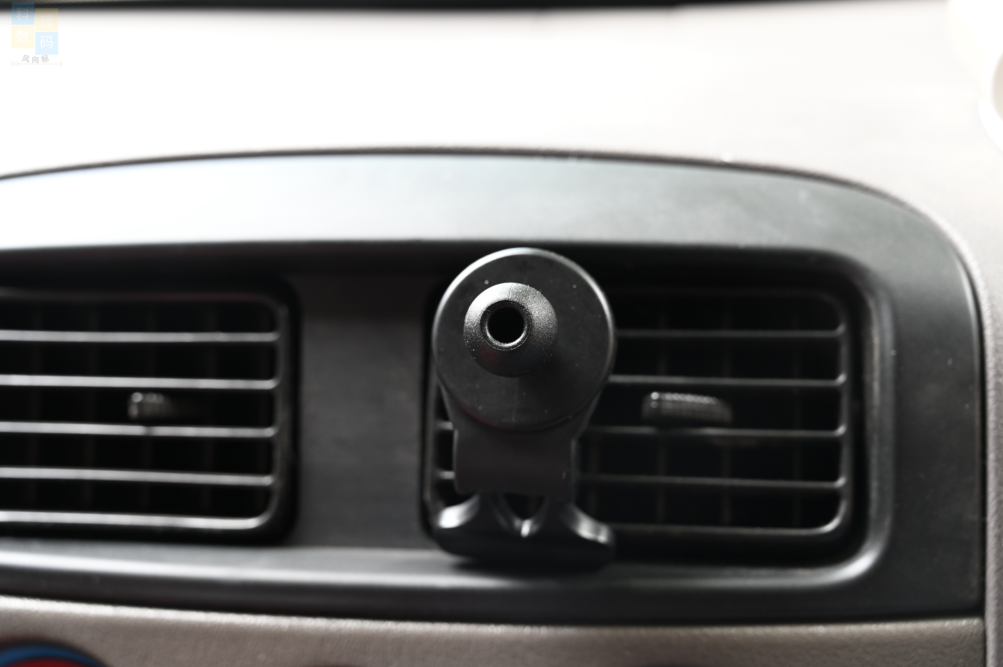 车上也能一放即充,还有磁吸固定设计,亿色车载磁吸无线充电器体验