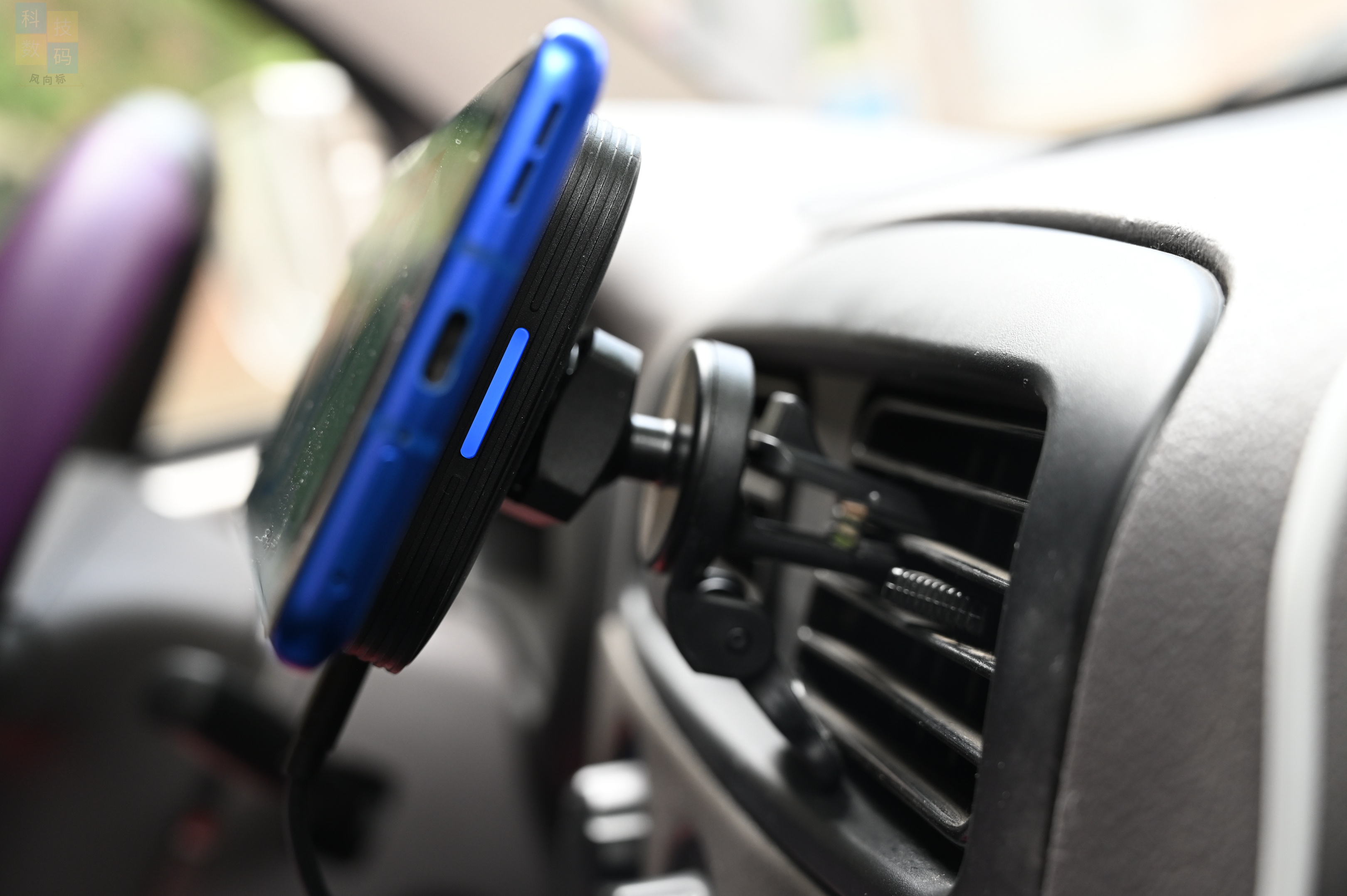 车上也能一放即充,还有磁吸固定设计,亿色车载磁吸无线充电器体验