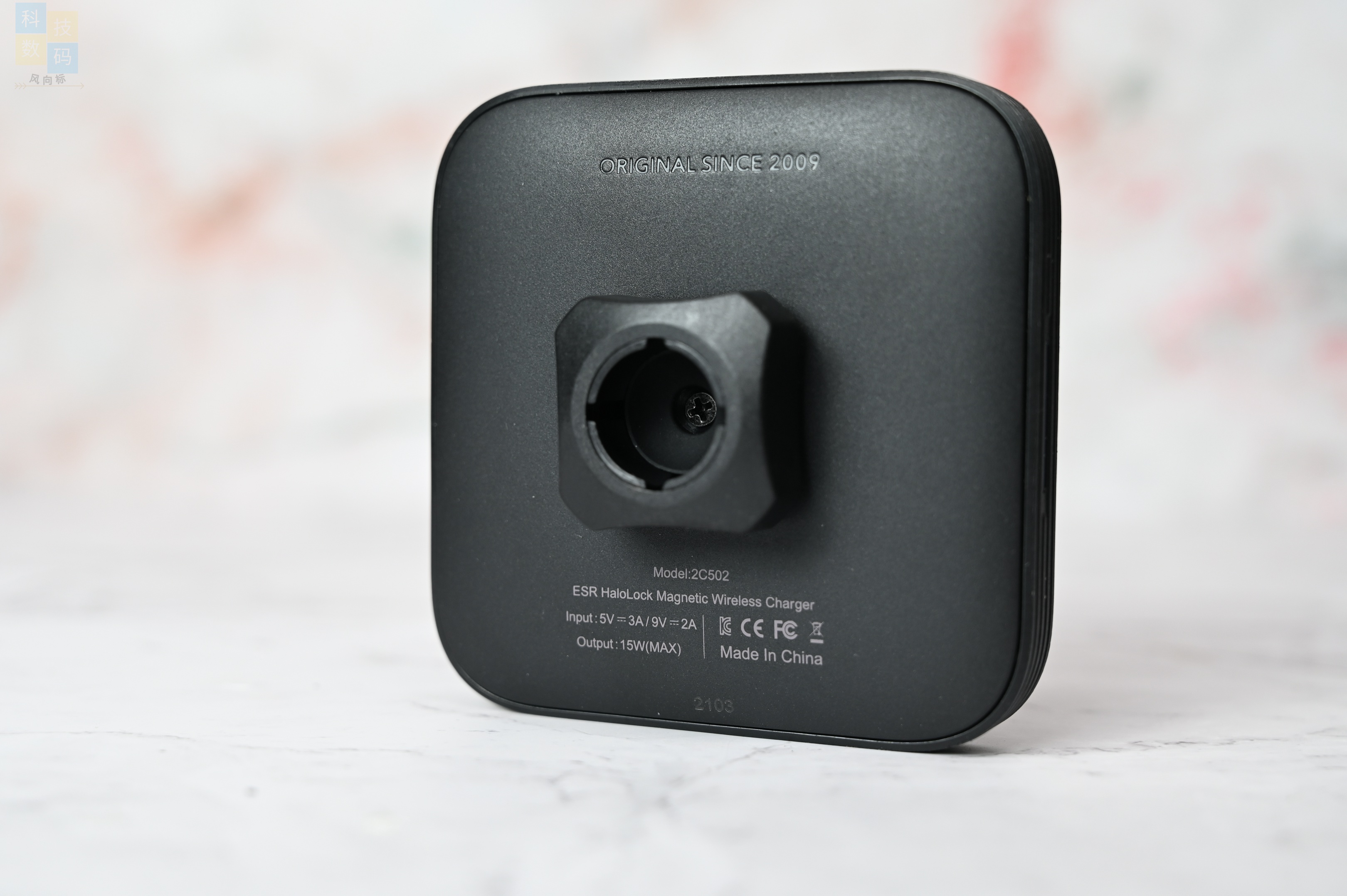 车上也能一放即充,还有磁吸固定设计,亿色车载磁吸无线充电器体验