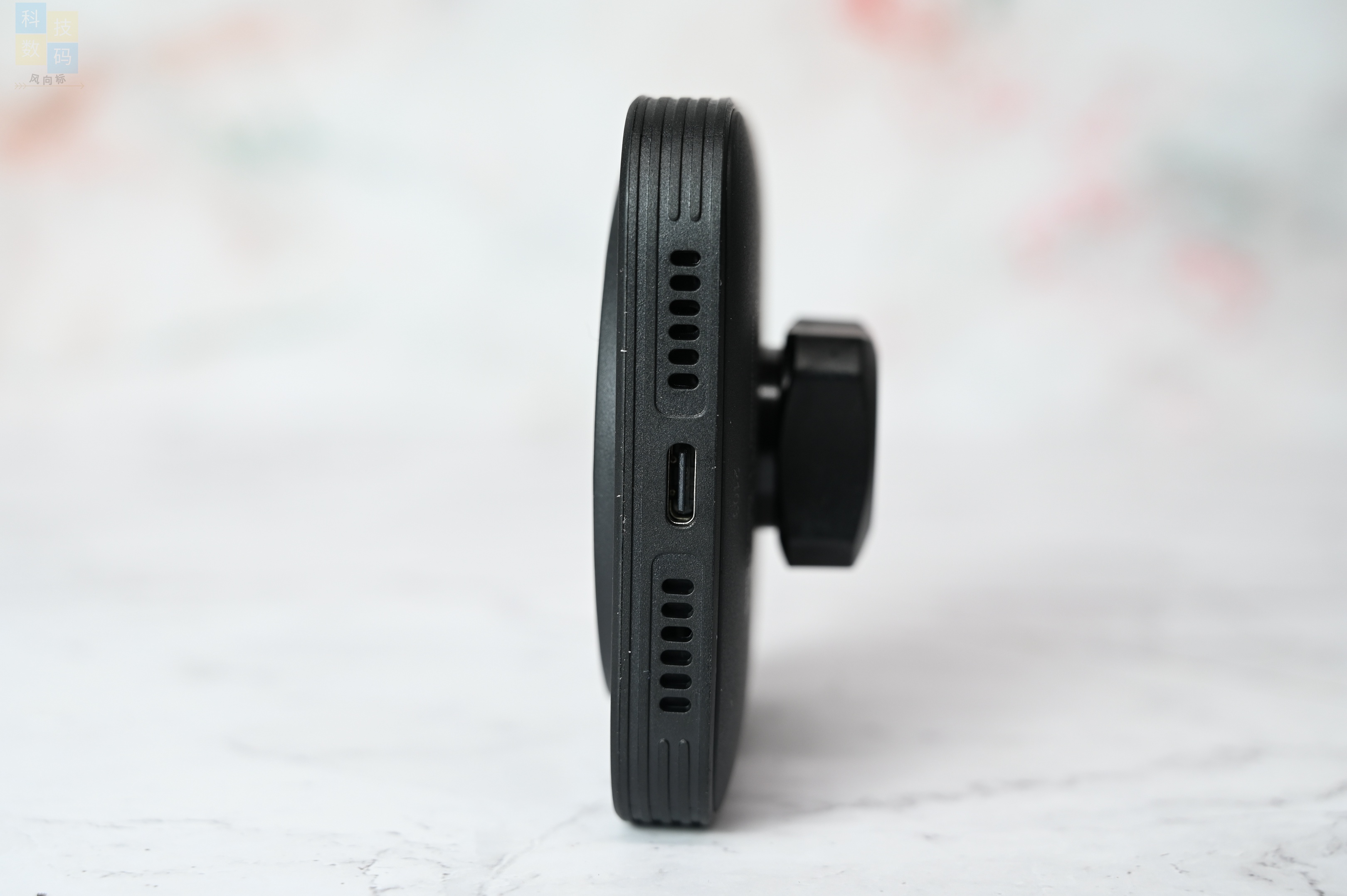 车上也能一放即充,还有磁吸固定设计,亿色车载磁吸无线充电器体验