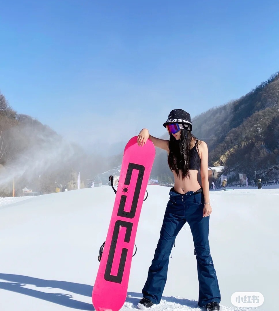 在雪地拍张半裸照，才是滑雪的最大乐趣